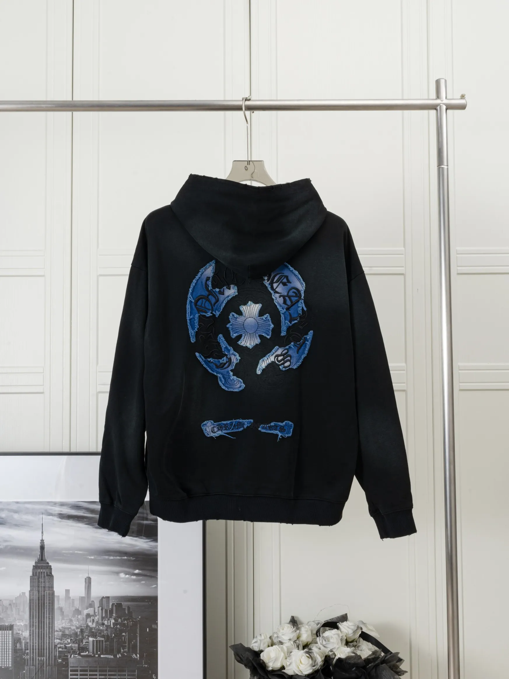 P310 CHROME HEARTS Hooded Sweatshirt - Size: XS, S, M, L - Color: Navy blue, white, black. Made of comfortable and skin-friendly fabrics, it feels unrestricted when worn. The details are finely crafted and the colors are harmonious. The back is embroidered with classic Crocodile heart elements, making it highly recognizable and trendy. Strictly controlled from material selection to production, it is a dazzling item that highlights personality and quality and interprets trendy attitude.